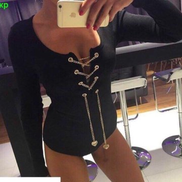 Платье со шнуровкой и заклепками 