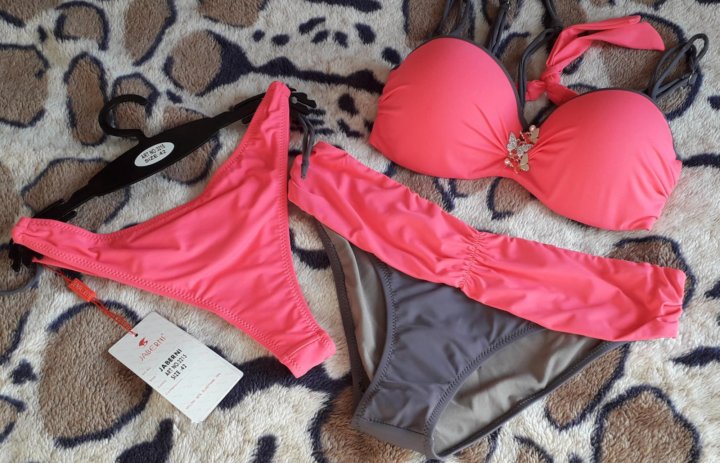 'Стильный купальник-тройка, состоит из трех предметов: трусиков, лифа и сетчатого топа, который надевается поверх лифа купить со скидкой в секс шопе  Женское белье, одежда  Пляжная одежда