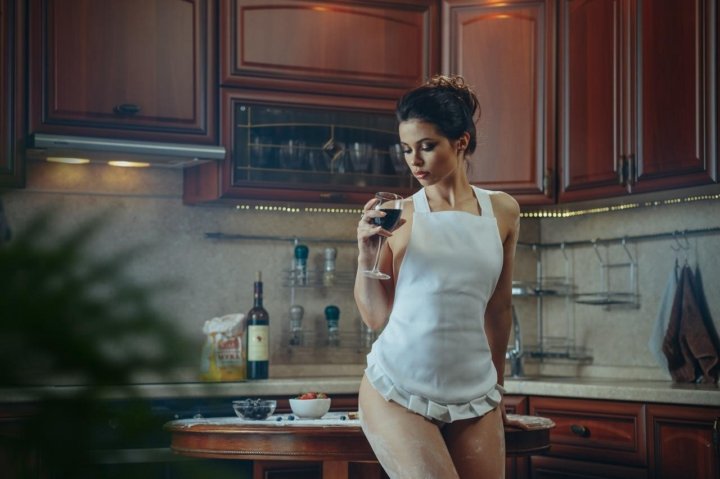 Голая домохозяйка снимает фартук и начинает увлеченно мастурбировать на кухонном столе во время завтрака