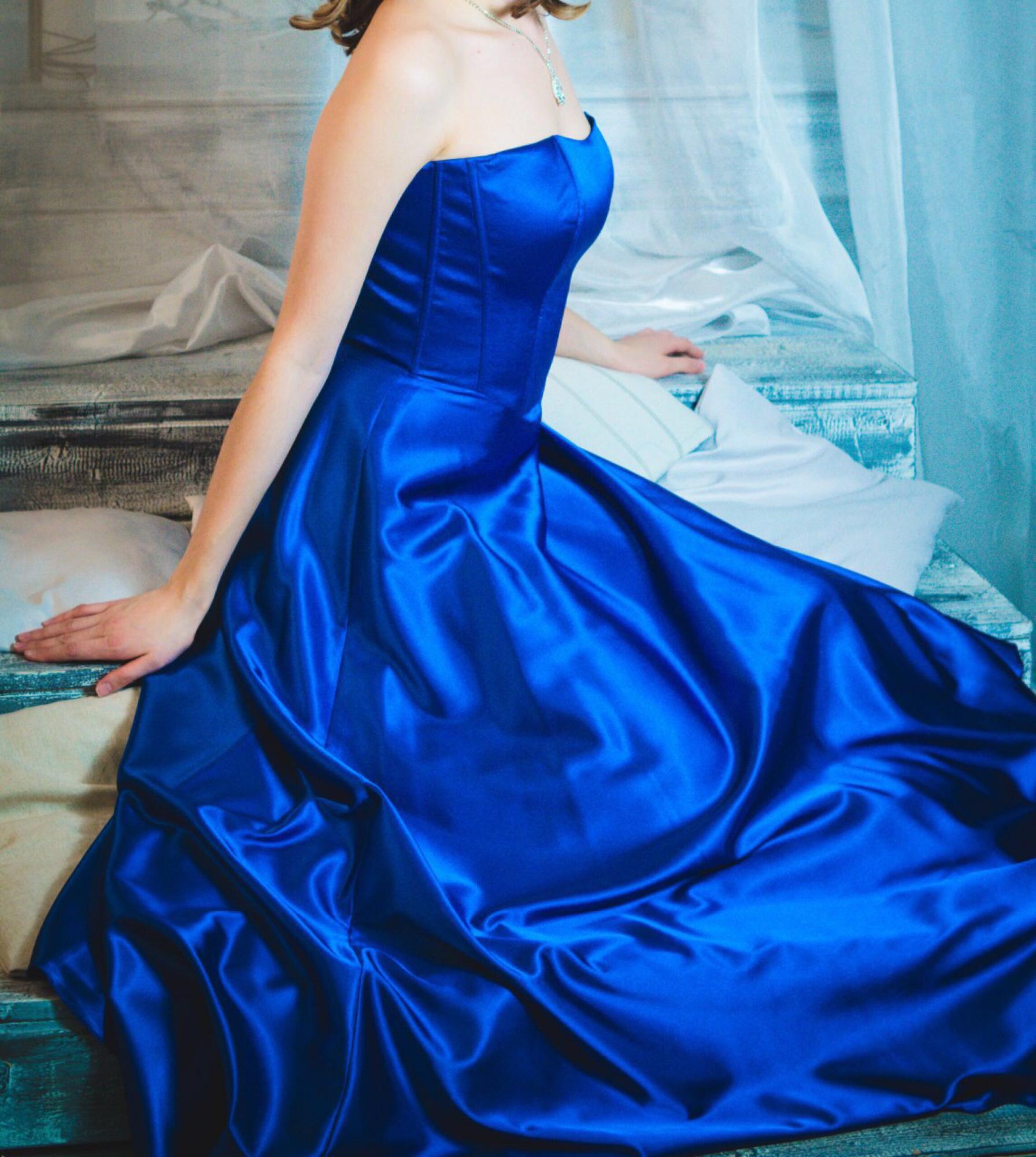 Голубое атласное платье