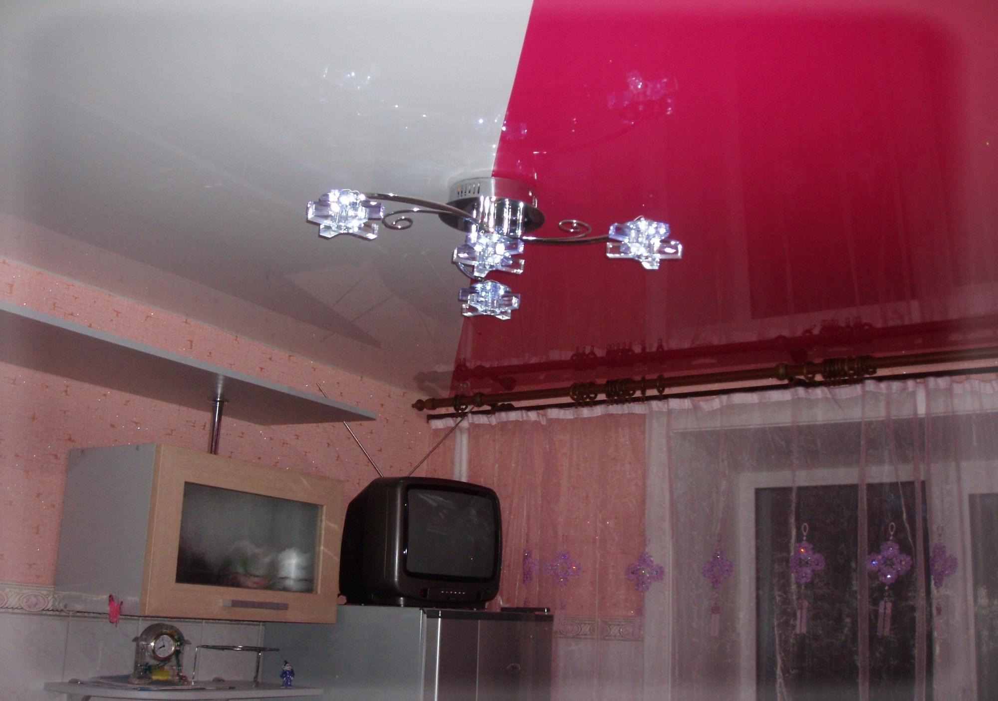 натяжные потолки кухня двухцветные фото