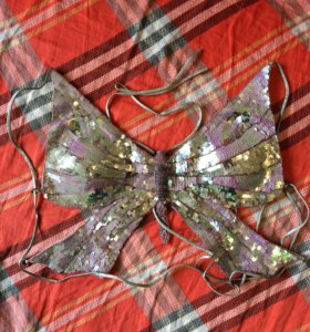 Top butterfly. Топ бабочка. Блестящий топ бабочка. Пластиковый топ бабочка. Топ с бабочками Шейн.