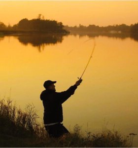 Ловить рыбу ночью. Рыбалка летом. Вечерняя рыбалка. Ночная рыбалка. Рыбалка на закате.