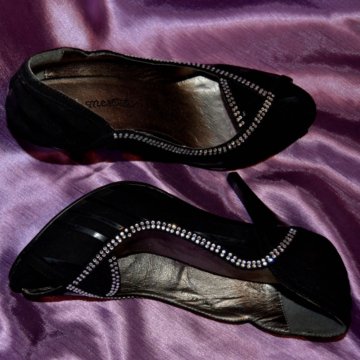 Черные туфли со стразами