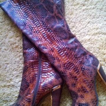 Продам новые женские сапоги