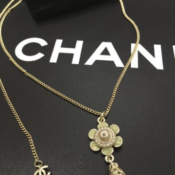 Подвеска Chanel с лого