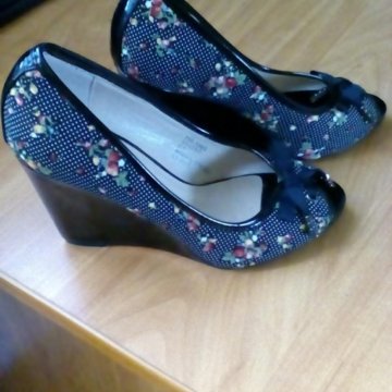 Туфли на танкетке