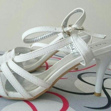 Босоножки белые