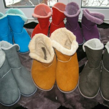 Яркие домашние угги из овчины