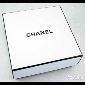 Коробочки шанель. Коробка Шанель. Коробочка Chanel. Коробки от Chanel. Белая коробка Шанель.