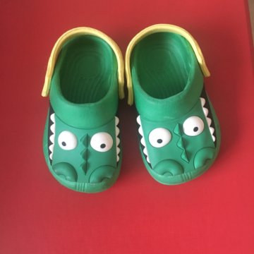 Тапки/шлепанцы типа crocs для моря и бассейна.