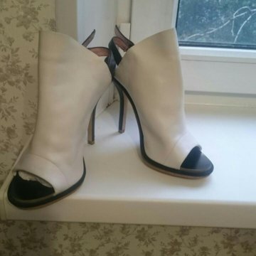 Босоножки белые р. 35,5