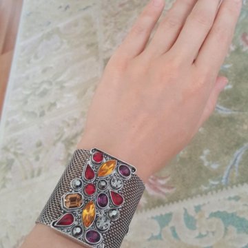Браслет из металла и страз.