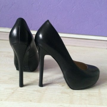 Черные туфли на шпильках