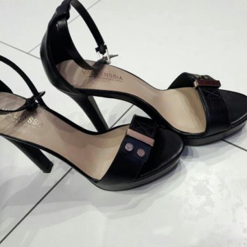 Кожаные босоножки черные 37