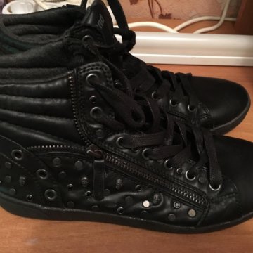 Высокие кеды с клёпками