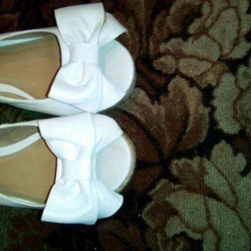 Оригинальные, белые босоножки, р. 39
