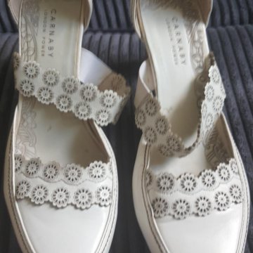 Кожаные белые туфли