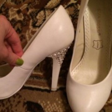 Белые туфли со стразами