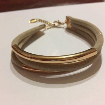 Красивый золотистый браслет