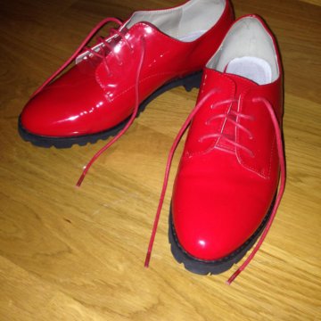 Новые лакированные туфли