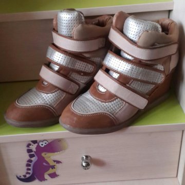 Высокие кроссовки