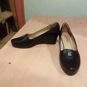 Кожаные туфли на танкетке для