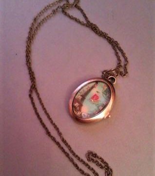 Часы на цепочке новые