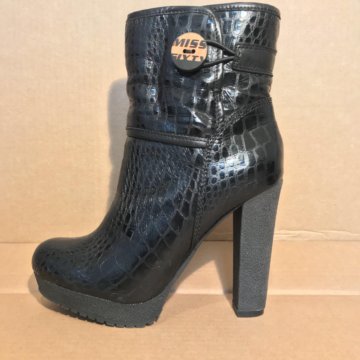 Женские кожаные сапоги Miss Sixty