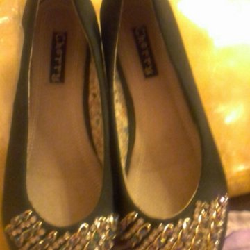 Туфли-балетки.