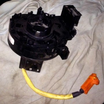 Подрулевой шлейф фото. Подрулевой шлейф фото. Подрулевой шлейф тойота королла 150. Шаран 2002 шлейф srs. Шлейф подрулевой хундай солярис 2.