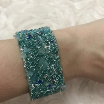 Браслет на кожаной основе