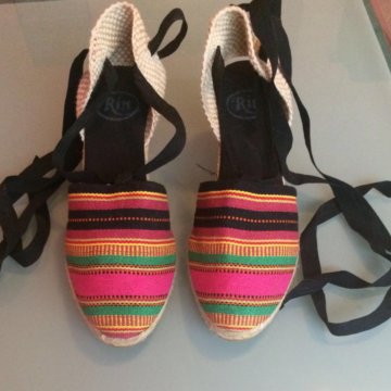 Босоножки на танкетке