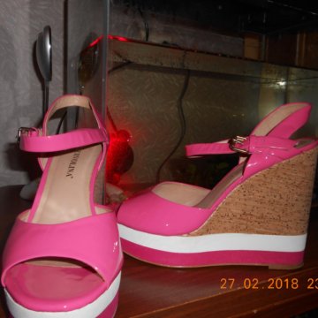 босоножки на танкетке лак