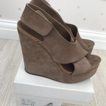 Босоножки на танкетке