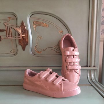 Кроссовки лакированные