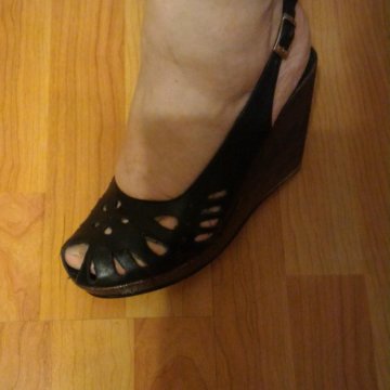 Босоножки на танкетке