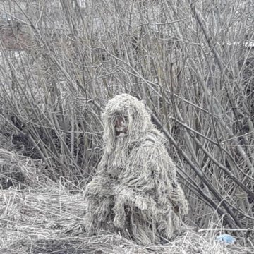 Русская кикимора забралась в лесу на голубятню чтобы подрочить