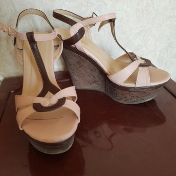 Босоножки на танкетке