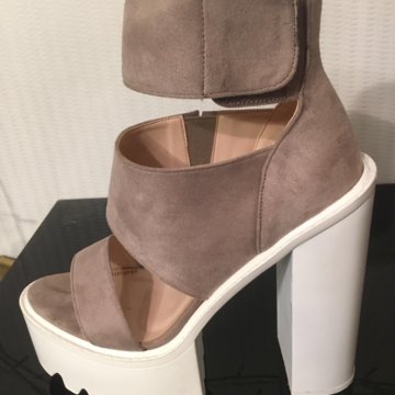 Туфли на высоком каблуке