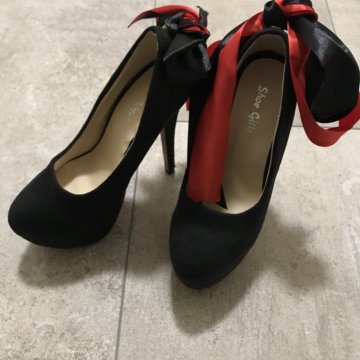 Туфли чёрные с лентами бантами