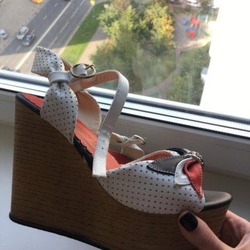 Босоножки новые