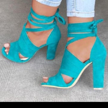 Босоножки на высоком каблуке.