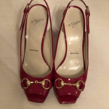 Красные босоножки