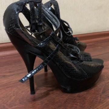 Туфли на высоком каблуке