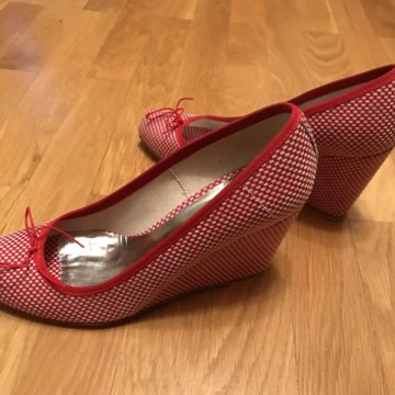 Туфли женские новые с открытым мысом на танкетке