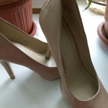 Туфли беж лакированные 37раз.