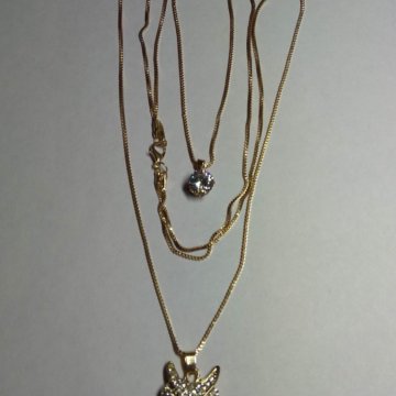 Цепочка с искусственным драгоценным камнем.