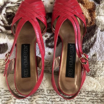 Новые яркие босоножки