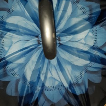 Зонт- наоброт. Сломана одна спица